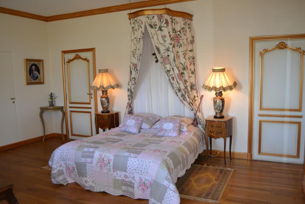 Chateau De Peufeilhoux Vallon-en-Sully Dış mekan fotoğraf